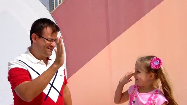 Рома и Диана - Диана и Рома играют с папой на детской площадке