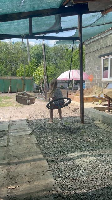 На качелях