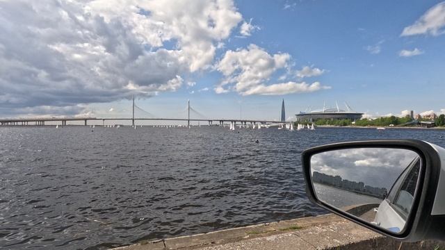 «Паруса и стражи: виды с Петровской косы»