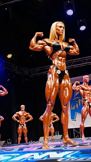 6'3-летняя женщина-культурист - 6'3 female body builder