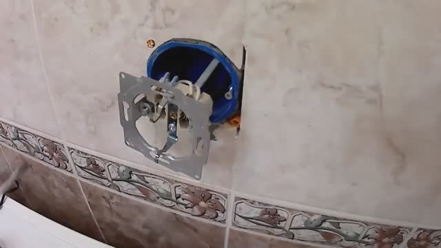 Выпадает розетка из стены. 100% крепление.