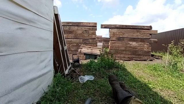 Стены сарая растут, наша строительная бригада тоже