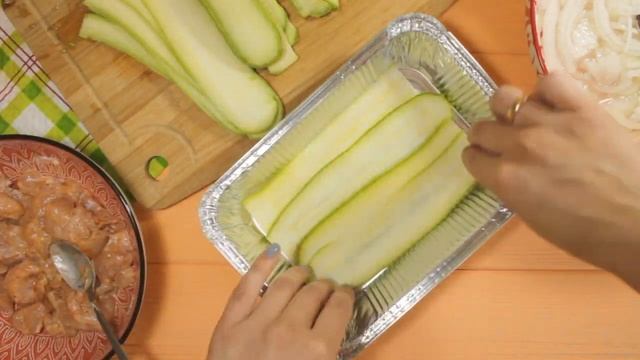 Беру кабачок и нарезаю слайсами, это супер рецепт для похудения.