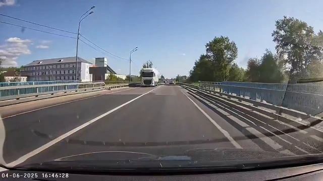 В Вышнем Волочке фура врезалась в ВАЗ-2114