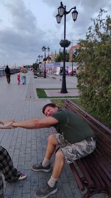 На лавке без слов.