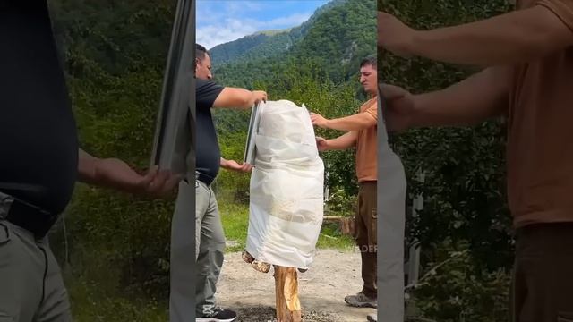 🔥🍖 Жарим ГИГАНТСКОГО страуса под бочкой
