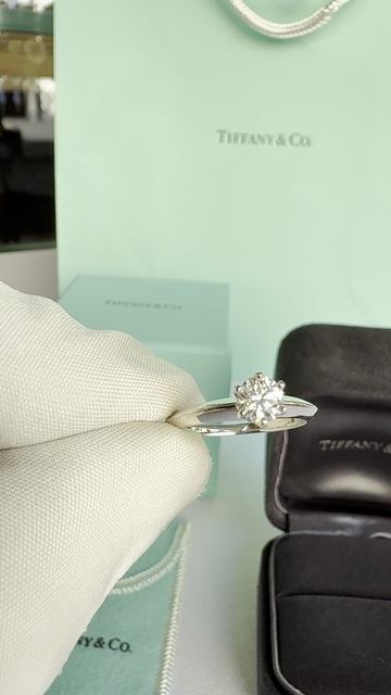 Помолвочное кольцо Tiffany из платины 950 пробы с одним бриллиантом круглой огранки 0,44 ct G/ VS1