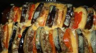 Запеченные баклажаны с помидорами, сыром и чесноком в духовке