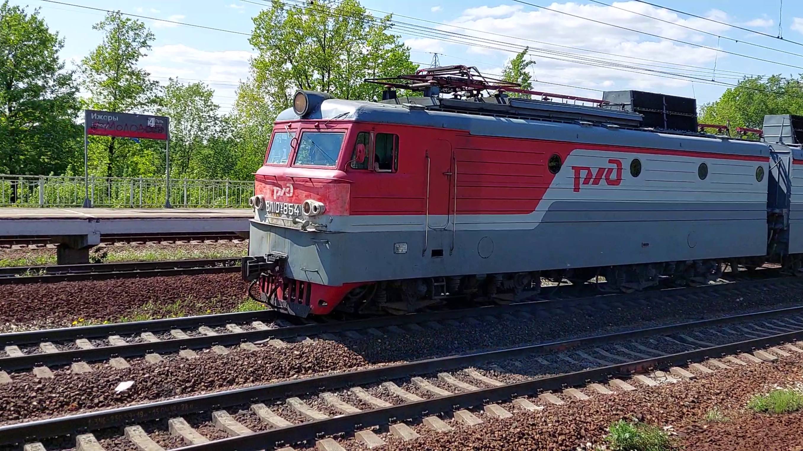 Тайны платформы Ижоры: грузовой поезд с локомотивом ВЛ10 в центре внимания!