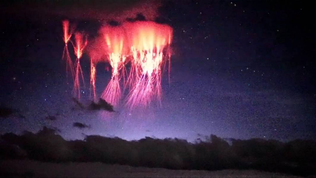 🌩«Огненная медуза»: В небе над Тибетом запечатлели редкие красные молнии