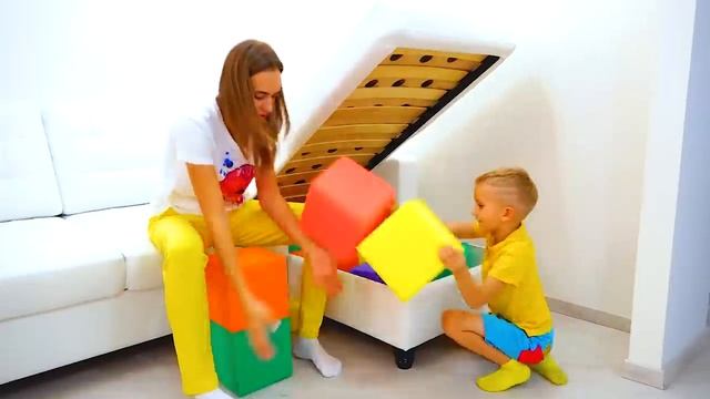 Влад Никита (Vlad Nikita) - Влад, Никита и мама играют с разноцветными кубиками