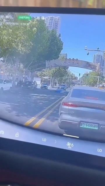 Проливные дожди в китайских городах превратили дороги в "порталы в ад"