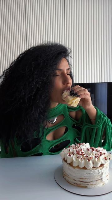 Кушаем торт Молочная Девочка