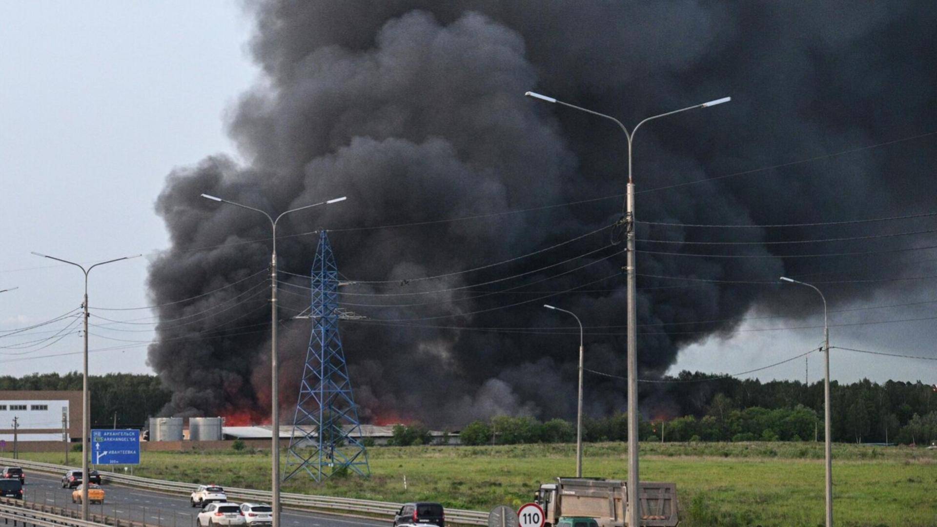 На горящем в Пушкино складе рухнула крыша