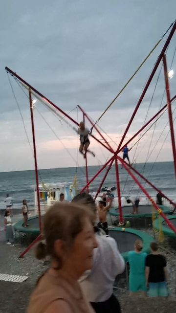 🌴Адлер.😂Девушка очень боится высоты😁Батут на 🏖️пляже. Прыжки на резинке.mp4