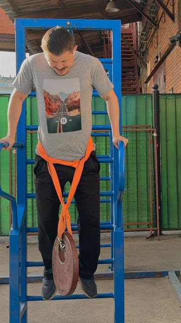 Отжимания на брусьях с гирей