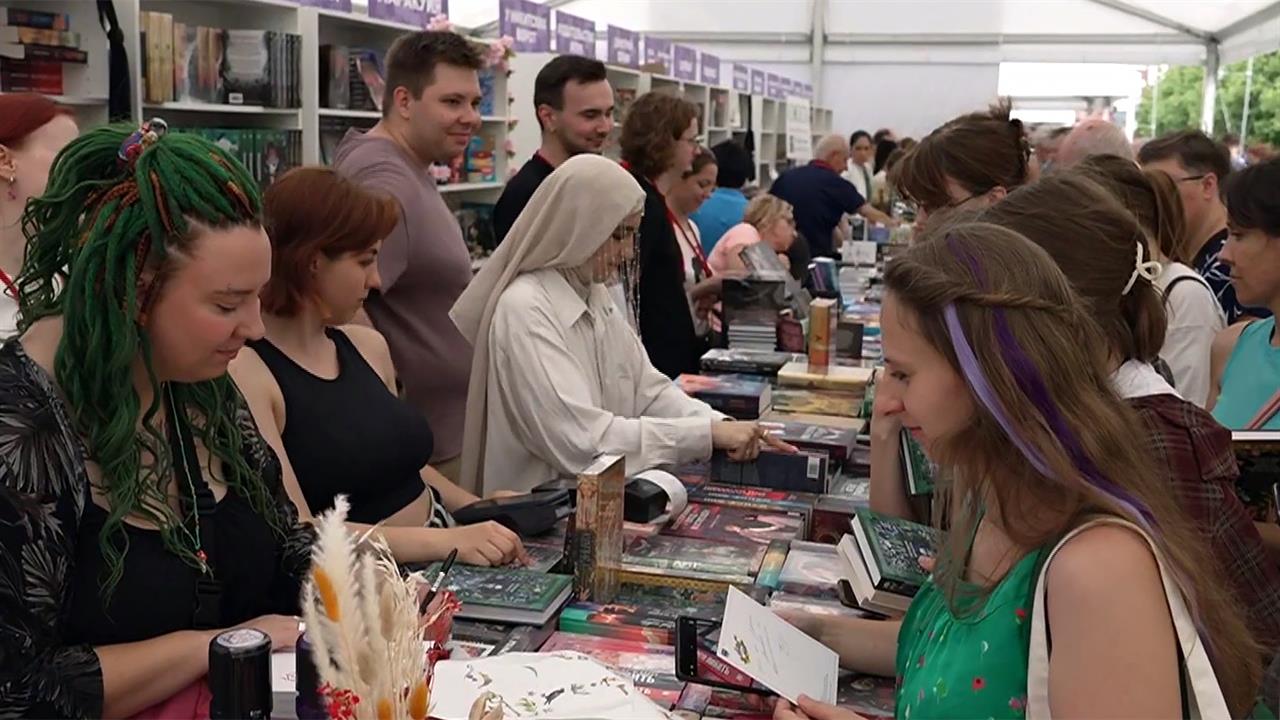 В Москве завершается крупнейший книжный фестиваль России "Красная площадь"
