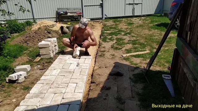 Садовая дорожка из кирпича своими руками.