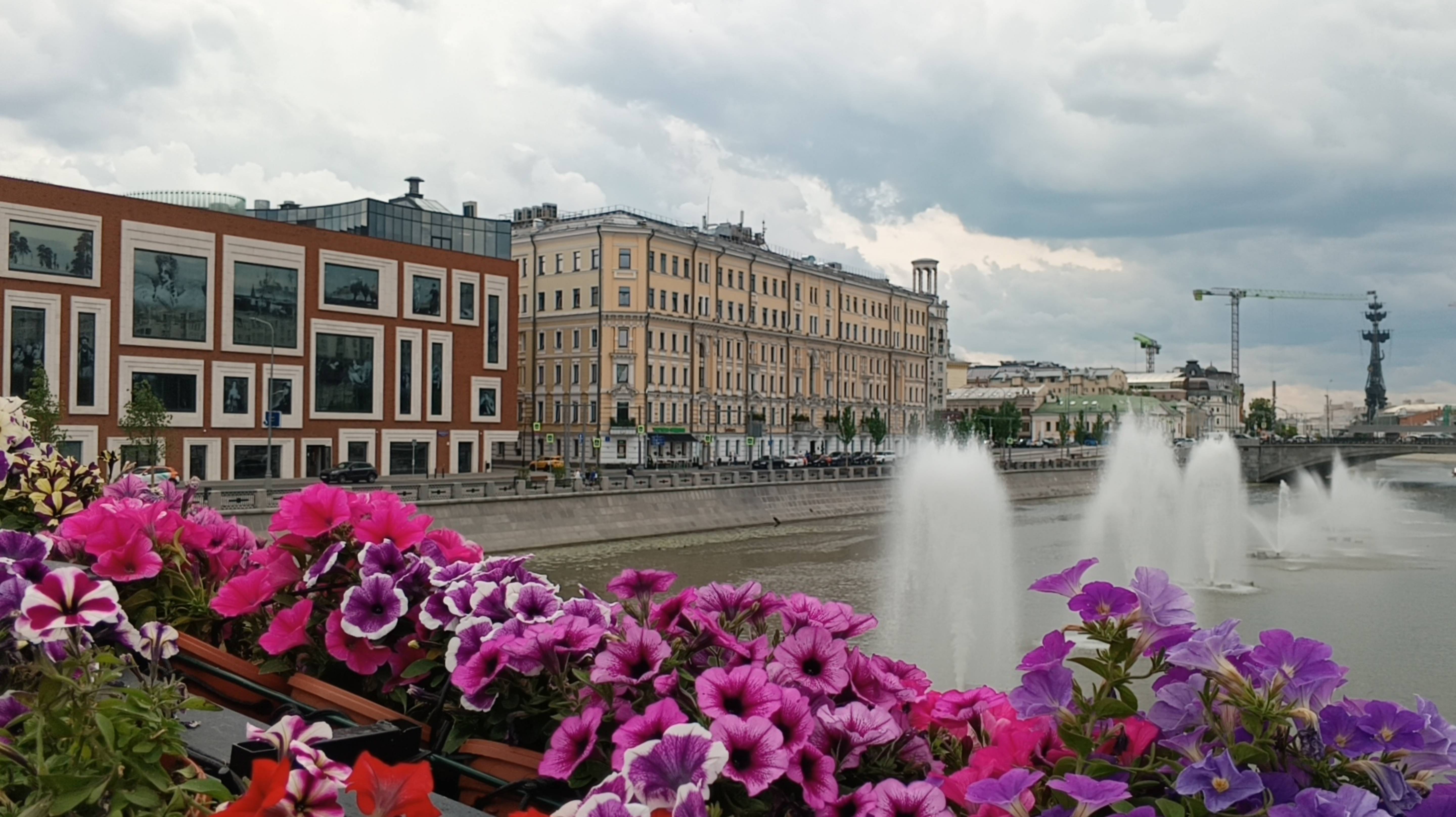 Прогулки по Москве. По Водоотводному каналу. Мост в цветах.