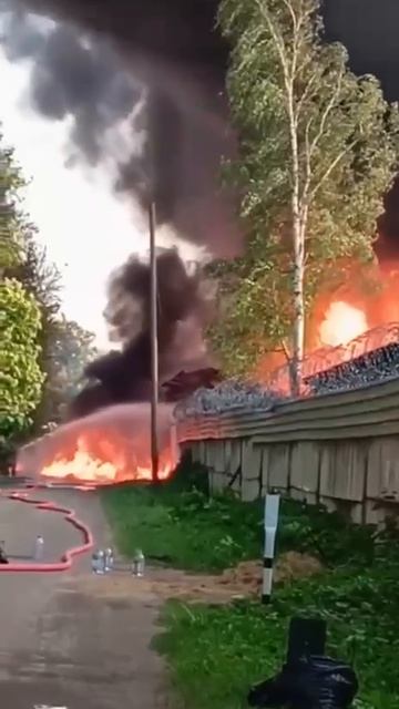 В подмосковном Пушкине загорелся склад