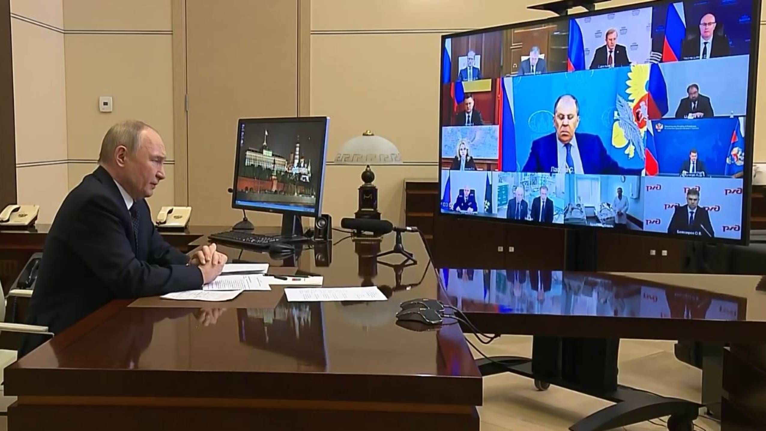 Президент обсудил с кабмином ЧП в Брянской и Курской обл.
