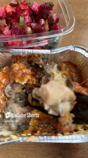 Вкусный обед: курица с грибами + сыр + винегрет и булочка со злаками , всем Bon appetite 😋😉👌👋