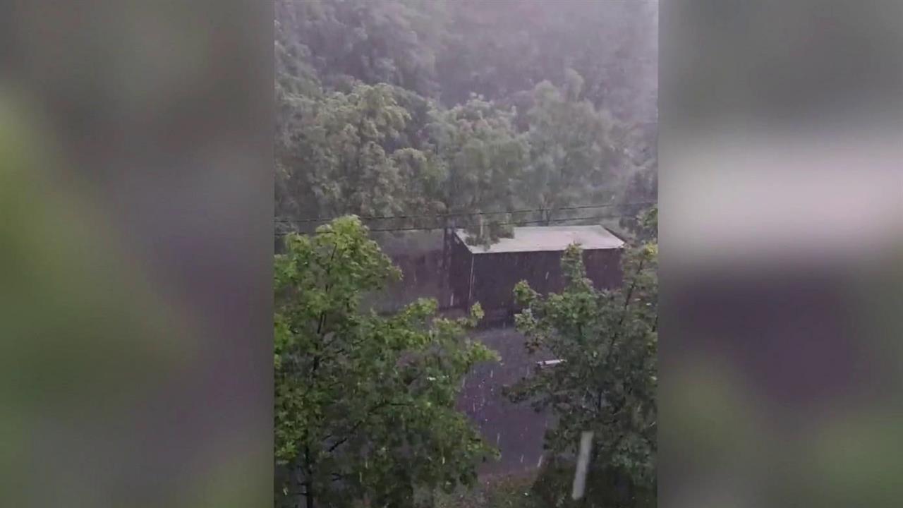 Град и ливень накрыли Подмосковье