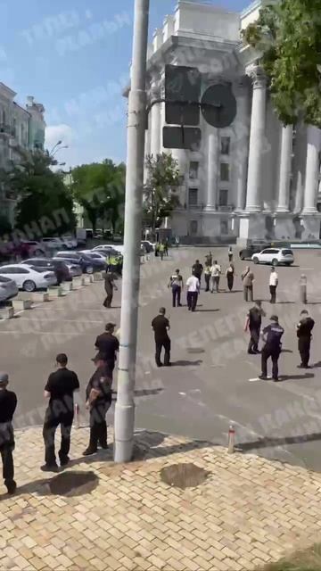 В Киеве парад ЛГБТ* вызвал столкновения между противниками гей-парада и "нацполицией"
