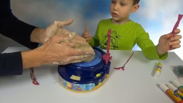 Мистер Макс • Mister Max - Макс лепит чашу на гончарном круге и красит красками