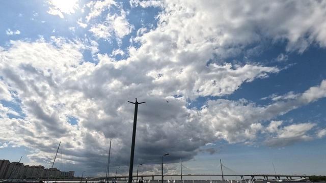 «Полёт над голубым небом: вертолёт в небесах»
