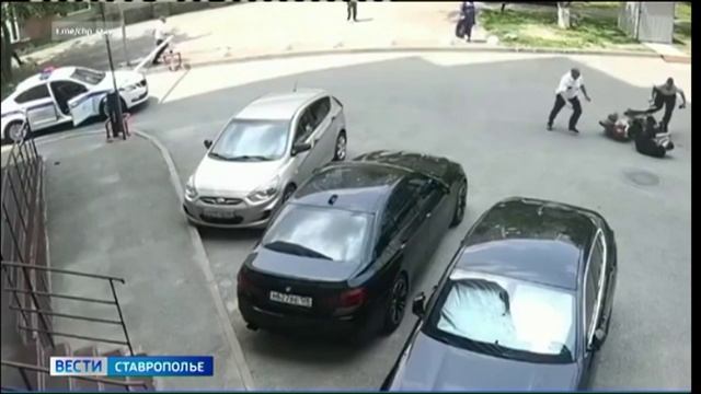 Скрываясь от автоинспекторов, ставропольский скутерист врезался в автомобиль