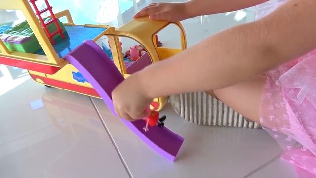ДИАНА И РОМА - Диана и Рома ищут игрушки