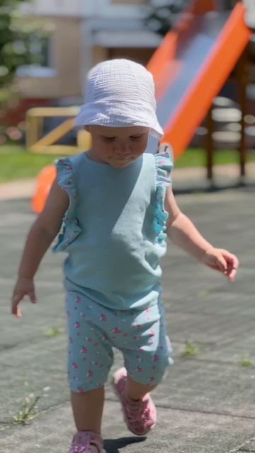 Меня снимаешь !?😀#ребенок #рекомендации #блогер #продвижение #детиприколы #baby #прогулка #топ