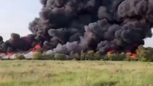⚡⚡⚡Под Москвой в городе Пушкино масштабный пожар на топливном складе. 

Он охватил 21.000 кв метров