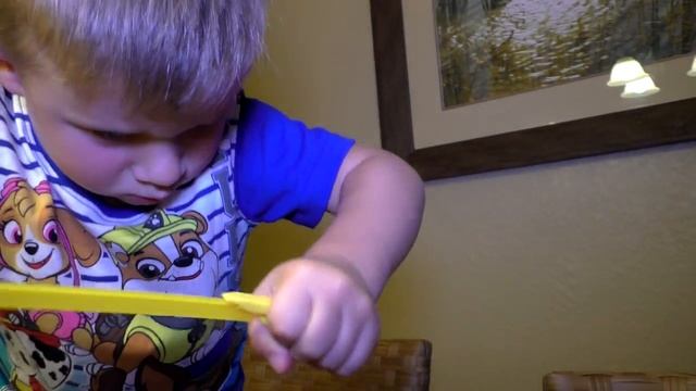 Рома и Диана Рома играет с новыми Паровозиками Томас