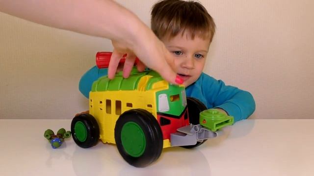 Рома и Диана Рома играет в Боевой Транспорт с Фигуркой Серии МАЛЫШИ Фургон с фиг. Лео