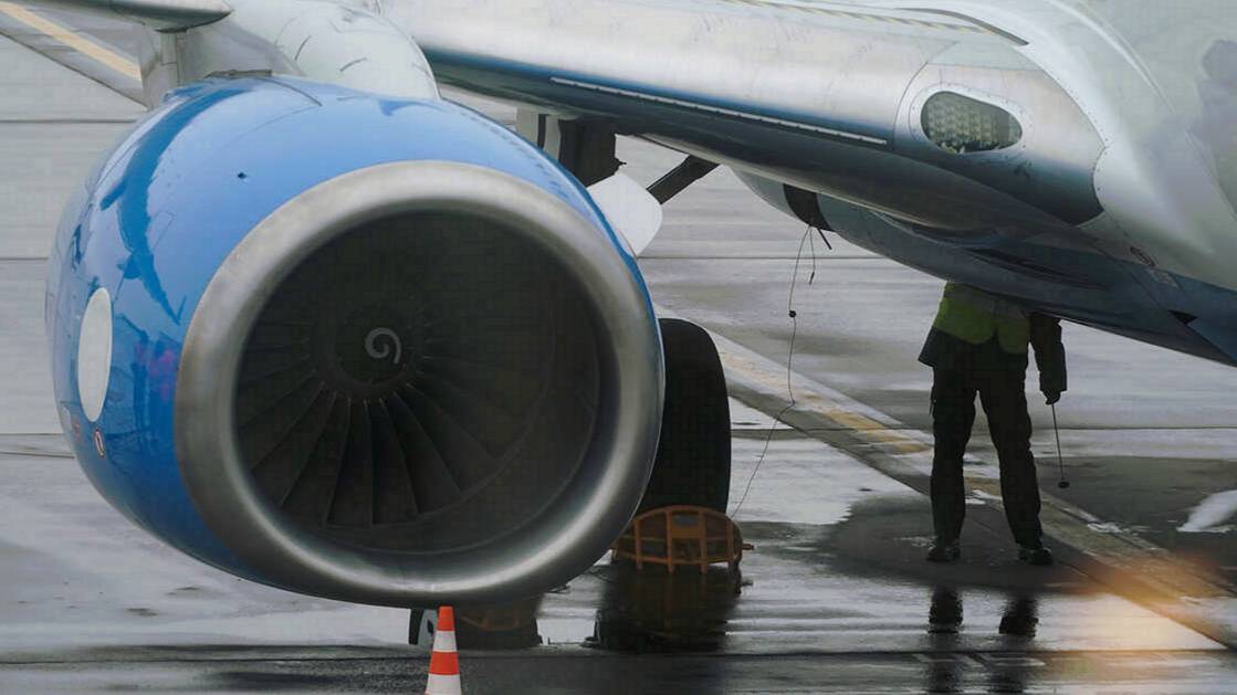 В Шереметьеве приземлился Boeing-737 с неисправностью двигателя