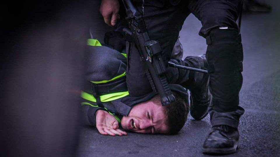 жёлто жилетные испашки