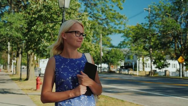 10 женщина с книгой идет