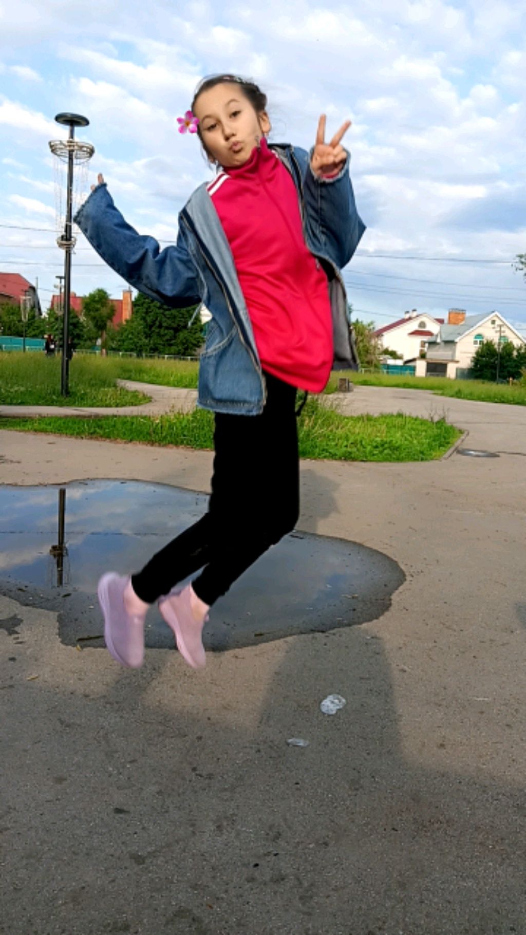 друзья знакомых знакомят знакомых и в месте бухают 😈