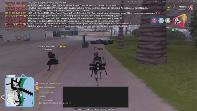 кулачком машет