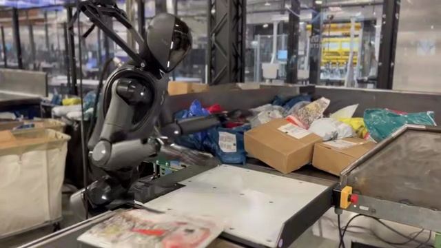 Стартап FigureAI показал, как их робот сортирует пакеты на заводе BMW.