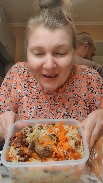 Угостили пловом и лепешкой