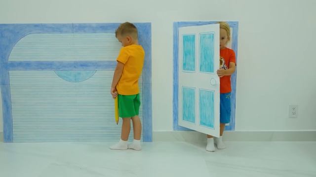 Влад и Никита Крис учится помогать семье и играет с аппаратом со сладостями