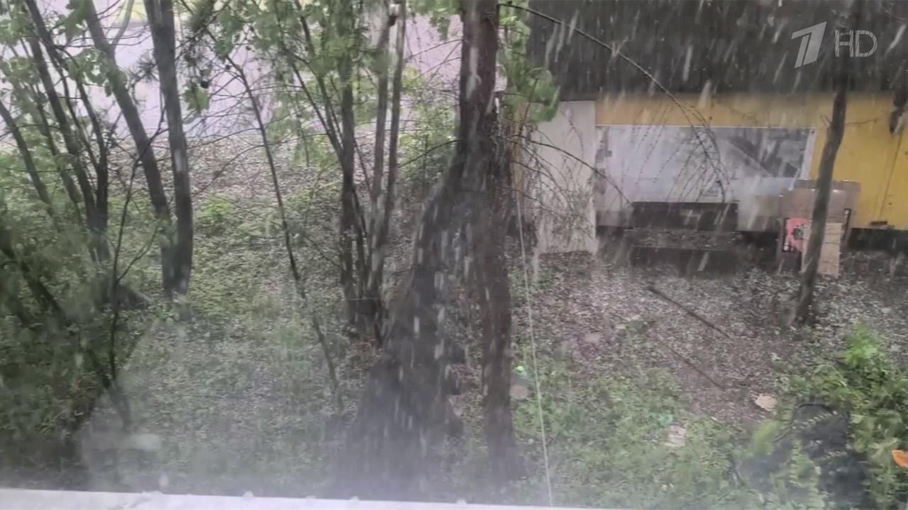 Подмосковье накрыли сильнейший ливень и град