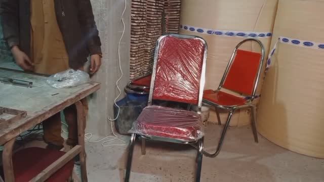 В гараже открыли бизнес по производству стульев !!!