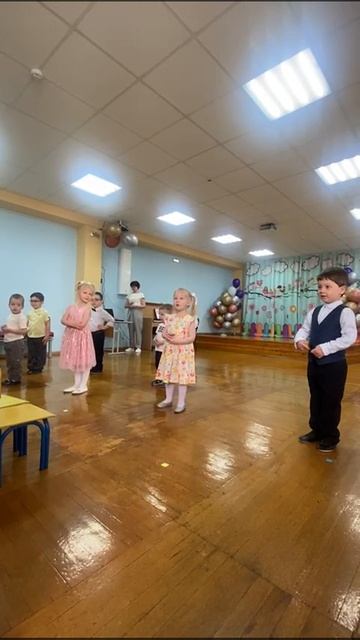 Идёт бычок. Качается...