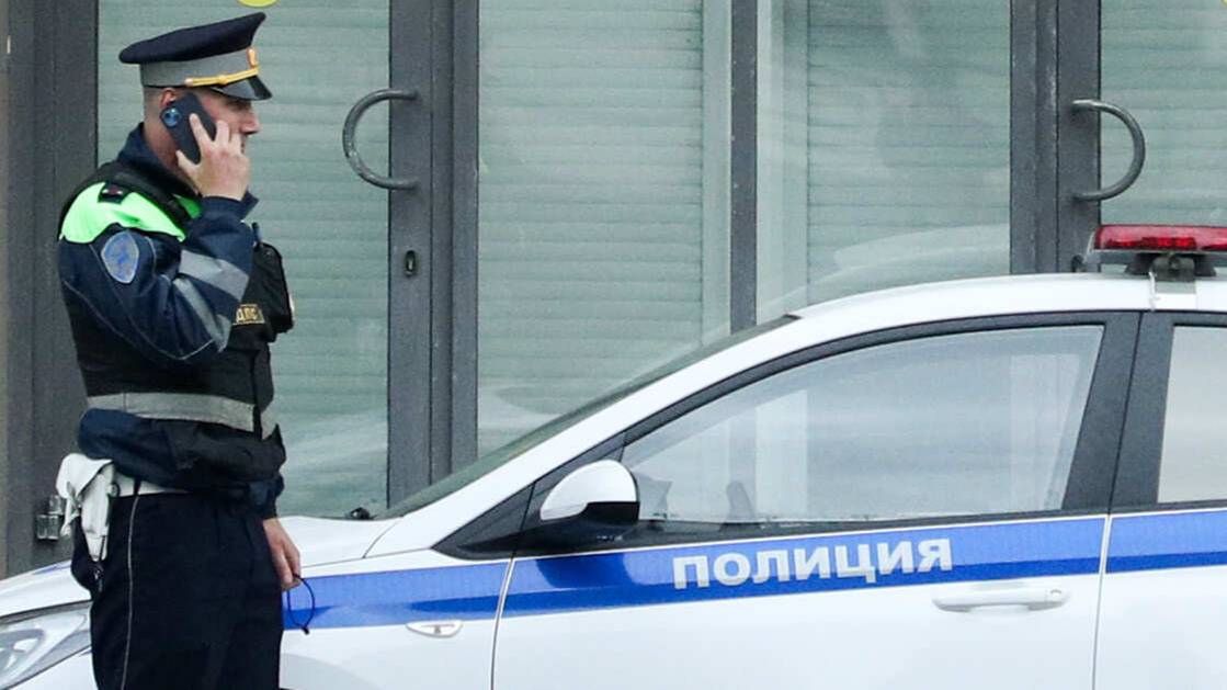 Автомобиль въехал в здание ТЦ в Краснодаре, пострадали два человека