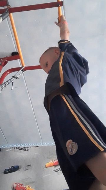 ёжик подтягивается