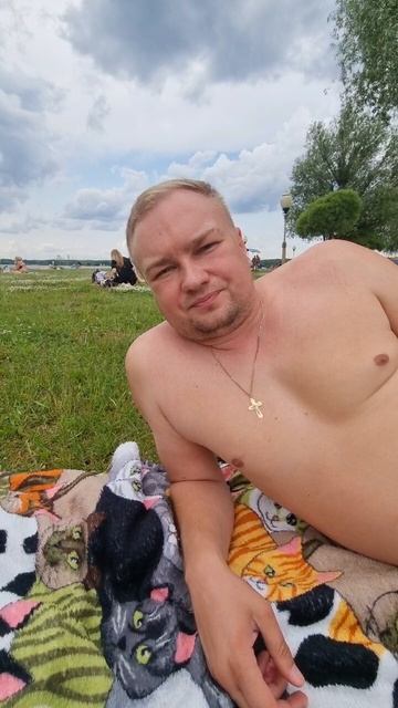 На пляже Троицкое на Клязьминском водохранилище нет шезлонгов, поэтому берите с собой пледики